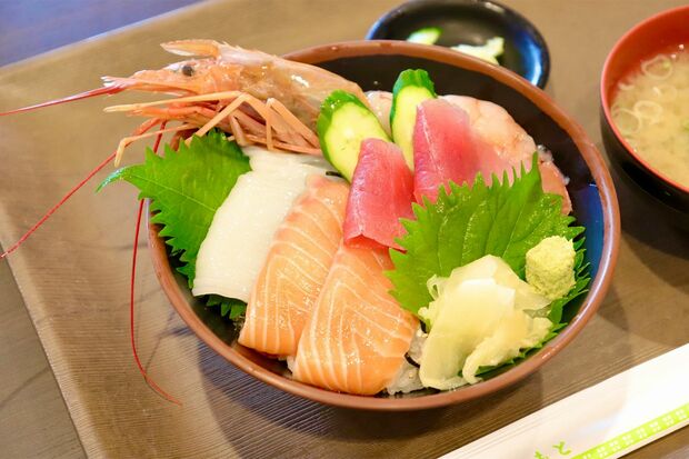 フードコートで人気の食彩五食丼