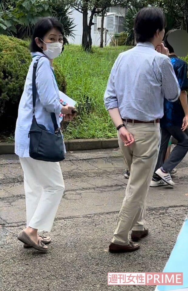 文化祭を訪れ、クラスの出し物や模擬店、展示物をご覧になる秋篠宮ご夫妻（来場者提供）