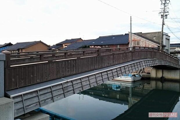 富山県射水市新湊、ドラマ『恋仲』（フジテレビ系・15年）、映画『ナラタージュ』、『人生の約束』、『真白の恋』で使用された〝日本のベニス〟と呼ばれるスポット