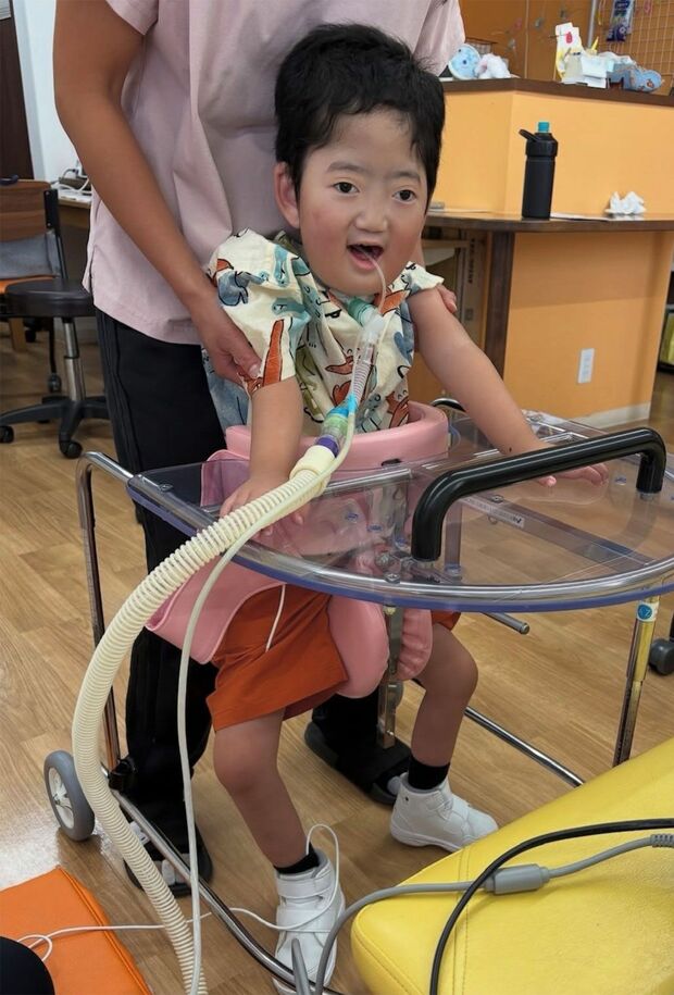 立位の練習をする富士くん。首は完全にすわっていないが児童発達支援の先生と日々チャレンジ