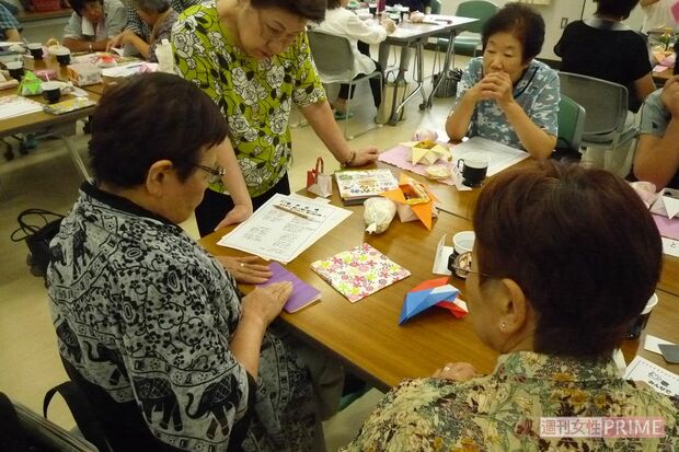 折り紙や料理、ヨガなどそれぞれが“先生”になって教えあう女子会が楽しみのひとつ