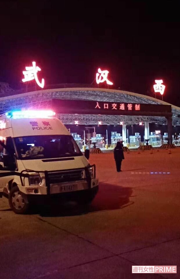 封鎖中ーーゴーストタウンとなっていた武漢。人を見かけても商店内の行列か防護服を着ている人ばかり