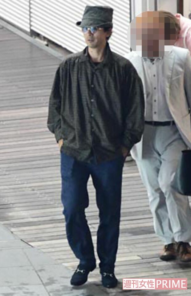 帽子をかぶり直し、帰路につく滝藤賢一