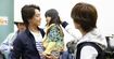 TAKAHIROが抱っこするのは、撮影で仲よくなったスタッフの４歳になる娘さん。頭をなでるのは、岩田
