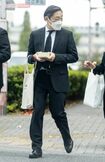 2023年10月31日、市川猿翁さんの四十九日法要に現れた香川照之。ツーブロックとなった髪型が印象的