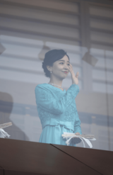 新年一般参賀に出席し、皇居・宮殿前に集まった人々に笑顔でお手振りした佳子さま（2026年1月2日）