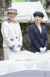 ネイビーとホワイトの対照的な色みでまとめたリンクコーデ。このバイカラーは雅子さまがよくお召しになる組み合わせで、知性と上品さが漂う爽やかな装い