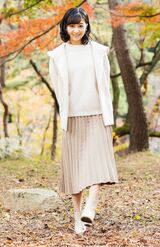 '20年12月、28歳のお誕生日に公開されたお姿。オフホワイトのフード付きショートコート＆ニットに合わせたのはミルクティー色のプリーツスカート。足元は淡いベージュのアンクル丈ブーツ。レアなカジュアル　写真提供／宮内庁