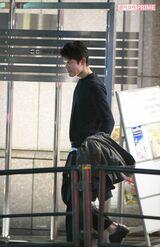 服の上からでも筋肉質の身体がわかる鈴木