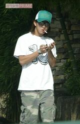 2005年9月、娘たちをスクールに送った後に一服する木村拓哉