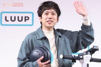 嵐・二宮和也もCM出演する『LUUP』電動キックボード、交通違反多発の次は東京都水道局からも警告される“無…