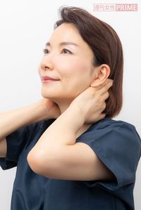 【STEP5】(2)そのまま耳の後ろを通ってえらの下まで動かし、耳下腺リンパ節に老廃物を流す