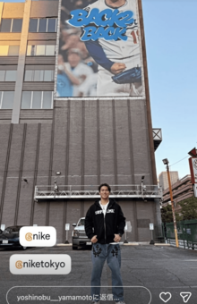 巨大ビルボードに描かれた山本の姿前（公式インスタグラムより）