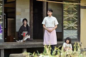 すずは、献身的に姑のサンや義姉の長女・晴美の世話をする　(c)TBS