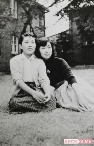 立教大学4年のとき、1年後輩だった親友、野際陽子（右）と
