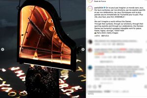 パリ五輪閉会式では、演奏者とともに宙吊りにされたピアノ(公式インスタグラムより)