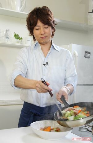 作った料理をお皿に盛りつける川越達也シェフ（2010年）