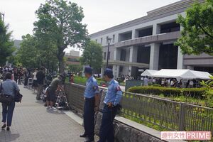 京都地裁、初公判では傍聴希望者が列を作った　撮影／粟野仁雄