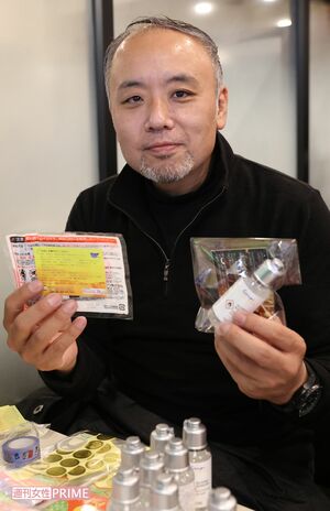 歌舞伎町で女性たちに配るカイロ、ハンドジェルなどの袋詰め作業を行う坂本さん