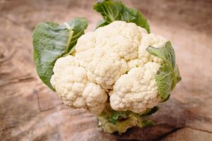 生食のカリフラワーはサラダに入れるのがおすすめ。ナッツのような風味のため、ひと口大に切り、溶かしたチョコレートをかけるとおつまみにも　※写真はイメージです