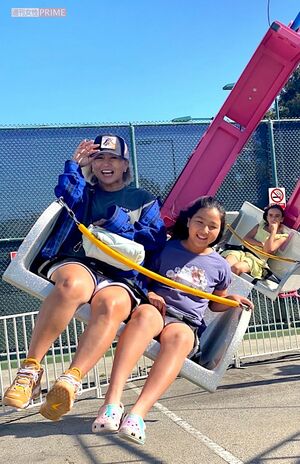 日本とロサンゼルスを行き来する多忙な日々を送るが、休日には長女とテーマパークを訪れることも　写真提供／MINMI 　