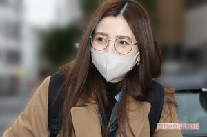 通販サイトの社員になっていたことについて直撃を受ける片瀬那奈（2022年）