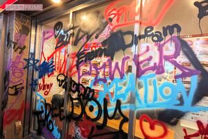 落書きだらけになった渋谷センター街のバーガーキング（編集部撮影）