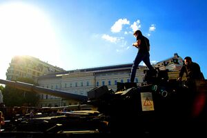 鹵獲されキーウに搬送されたロシア軍の戦車に乗るウクライナ青年　撮影／渡部陽一