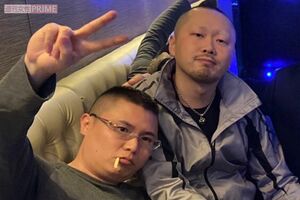 佐々木文俊被告（左）と殺害された山中健司氏（右）