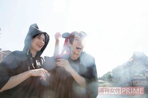 最初は少しずつ降ってきた水が、どんどん大量に。びしょ濡れになって大喜びのふたり。撮影／伊藤和幸　(c)Disney