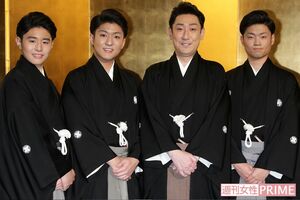 ひと足先に弟は八代目中村芝翫（右から2番目）を襲名。妻の三田寛子は3人の息子をもうけた