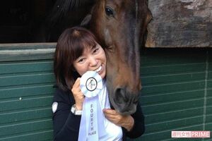 馬具工房として創業した「エルメス」のベルトをさりげなくしてポーズを（田村容疑者のFacebookより）