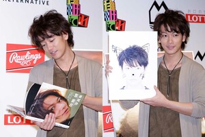 写真集『ALTERNATIVE』とDVD『たけてれVol.1』の発売記念イベントで(2014年8月20日)