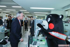 前編集長（？）にダメ出し!?　「もっと、面白く書いたほうがいいモン！」　撮影／森田晃博　（C）2010熊本県くまモン