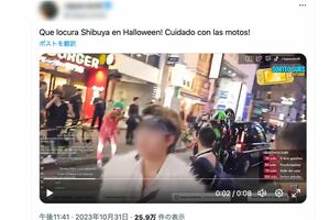 10月31日の渋谷ハロウィンに起きた、バイクの追突事故をおさめた動画。そのまま前方のタクシーに追突(SNSより)
