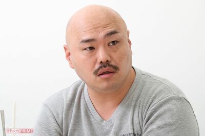クロちゃん 1976年、広島県生まれ。2001年に団長・安田、HIROとともにお笑いトリオの安田大サーカスを結成。ハイトーンボイスが特徴。人気バラエティー番組『水曜日のダウンタウン』の企画で生まれたアイドルグループ「豆柴の大群」をプロデュースし、高い評価を得る。現在はプロデューサーを解任されアドバイザーに。