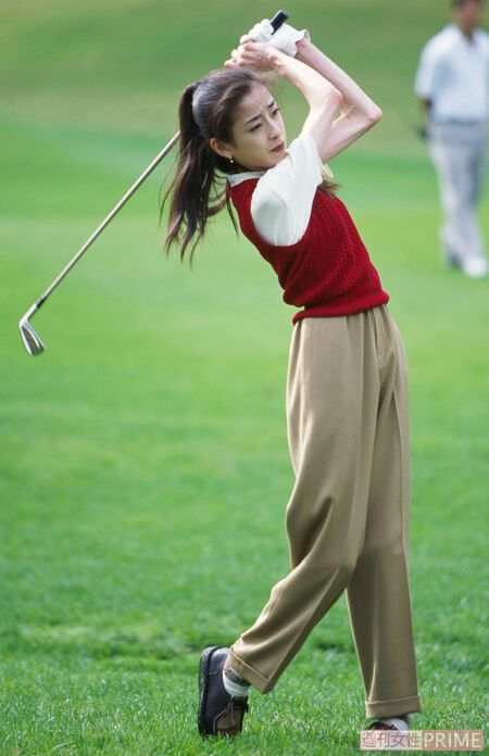 '90年代、すったもんだを繰り広げた宮沢りえ。ゴルフ場での激やせ姿は当時の週刊誌がこぞって取り上げた（1995年10月）