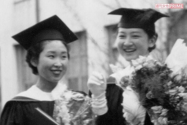 聖心女子大学の卒業式で古川さんと記念写真を（'57年3月）