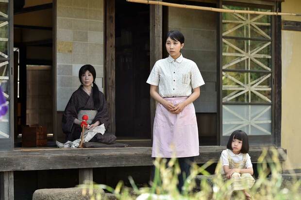 すずは、献身的に姑のサンや義姉の長女・晴美の世話をする　(c)TBS