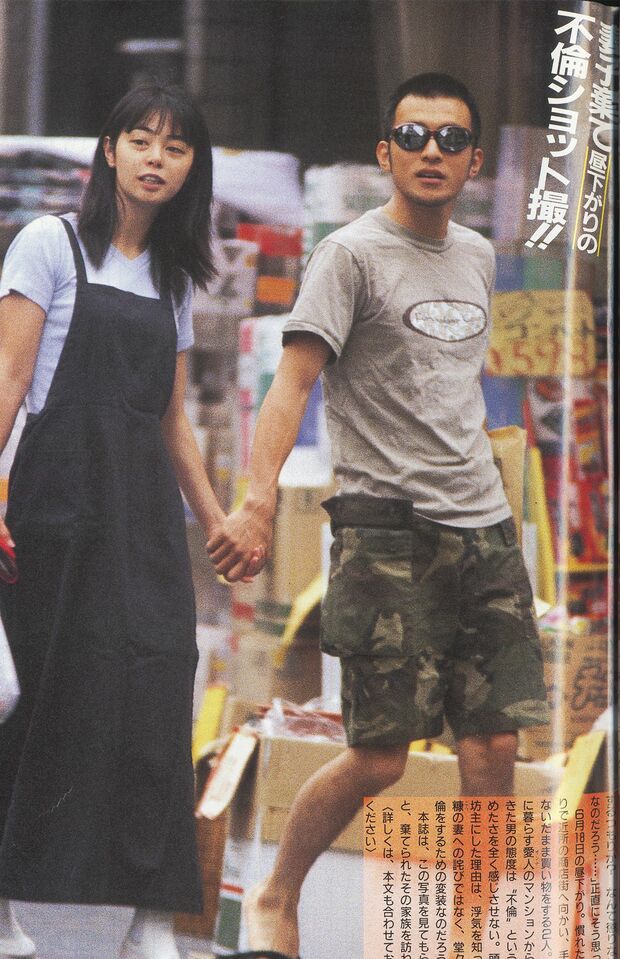 仲睦まじく商店街で周囲を気にせず“手つなぎデート”をするふたり