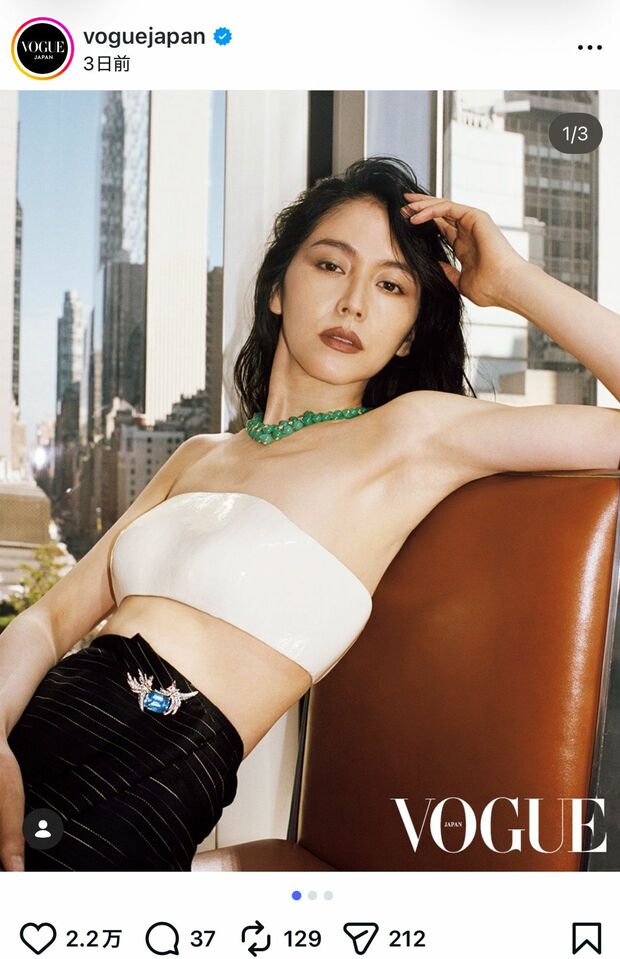 ファッション誌『VOGUE』で真っ白なチューブトップ姿を披露した長澤まさみ(『vogue japan』公式インスタグラムより)