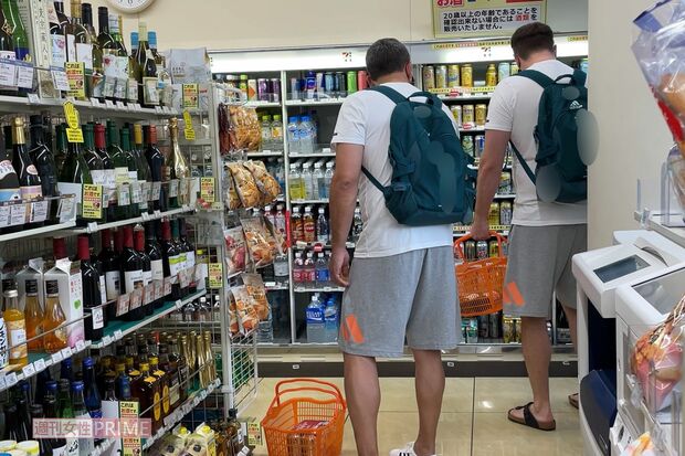 コンビニで酒を買い込む選手と思しき外国人男性たち