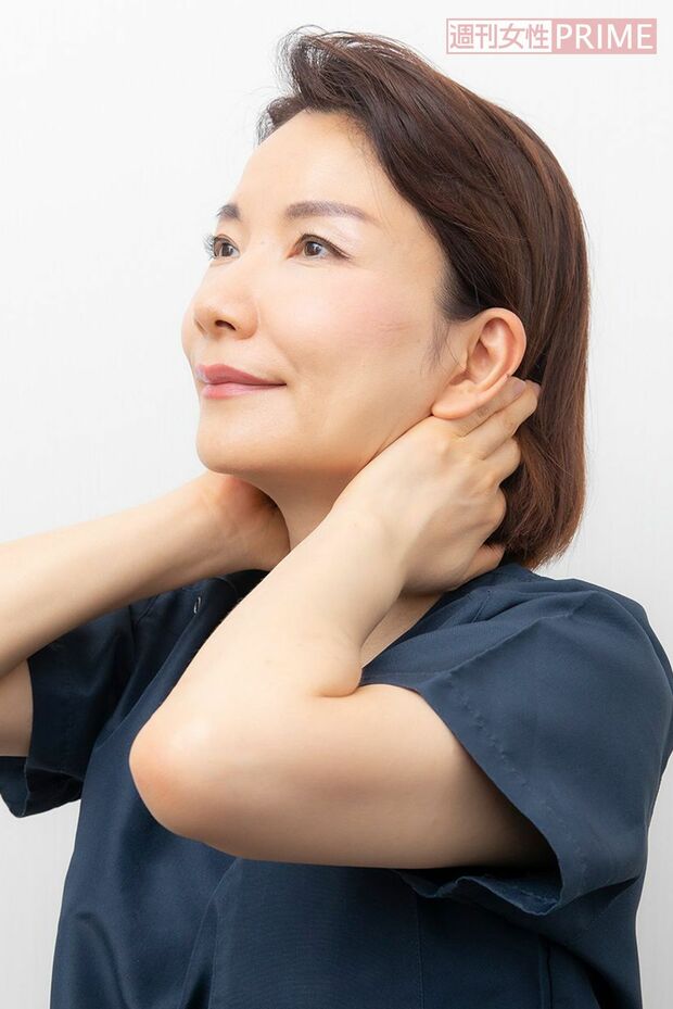 【STEP5】（2）そのまま耳の後ろを通ってえらの下まで動かし、耳下腺リンパ節に老廃物を流す