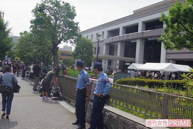 京都地裁、初公判では傍聴希望者が列を作った 撮影/粟野仁雄