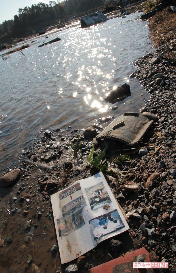 壊滅した南相馬市の跡地に埋もれたアルバムの切れ端が、そこに生活があったことを物語っていた（2011年3月12日）