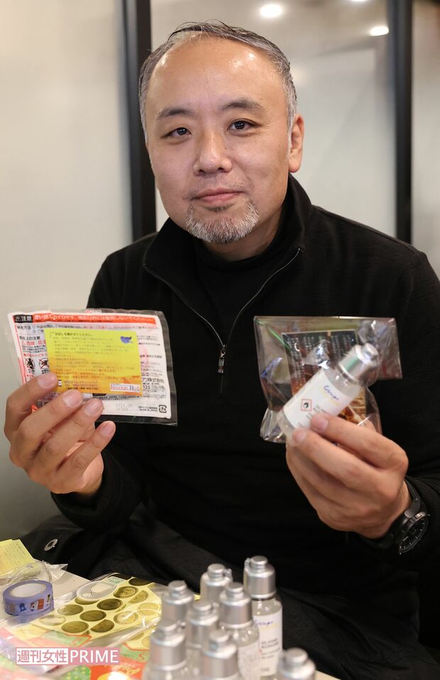 歌舞伎町で女性たちに配るカイロ、ハンドジェルなどの袋詰め作業を行う坂本さん