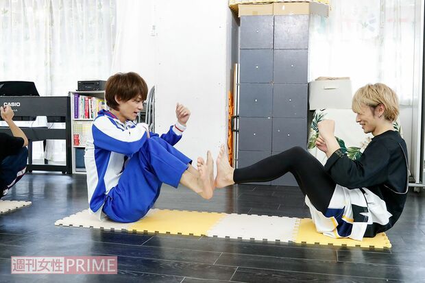 相手の出方を見ながらキックしたり、引っ込めたり……！