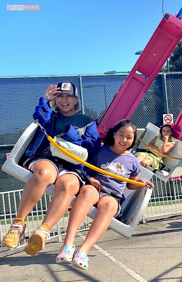 日本とロサンゼルスを行き来する多忙な日々を送るが、休日には長女とテーマパークを訪れることも　写真提供／MINMI