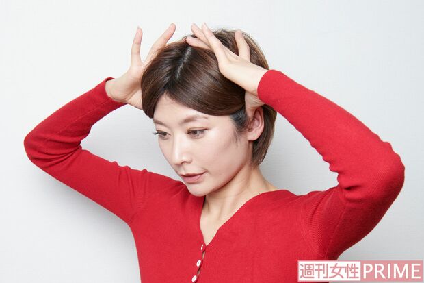 2.　両手の中指が重なる部分が、百会にあたる