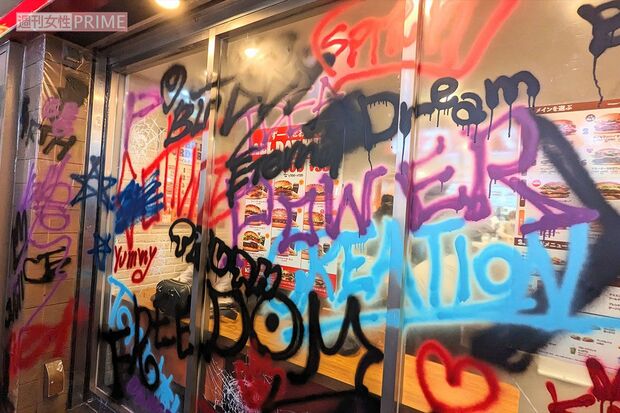 落書きだらけになった渋谷センター街のバーガーキング(編集部撮影)